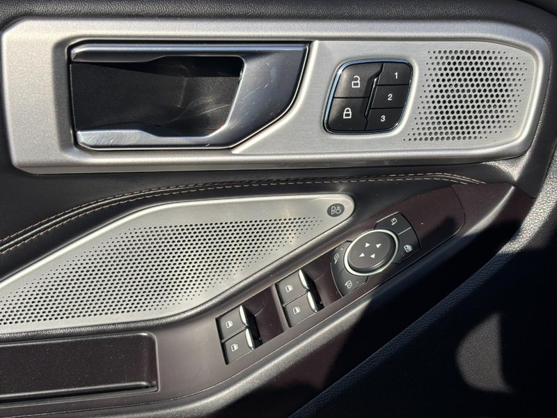 Ford Explorer Vehicle Full-screen Gallery Image 18