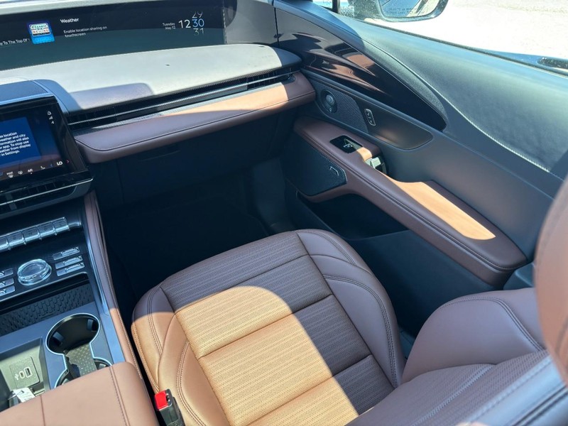 Lincoln Nautilus Vehicle Full-screen Gallery Image 14