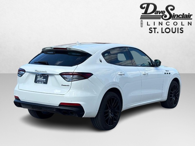 Maserati Levante Vehicle Full-screen Gallery Image 03