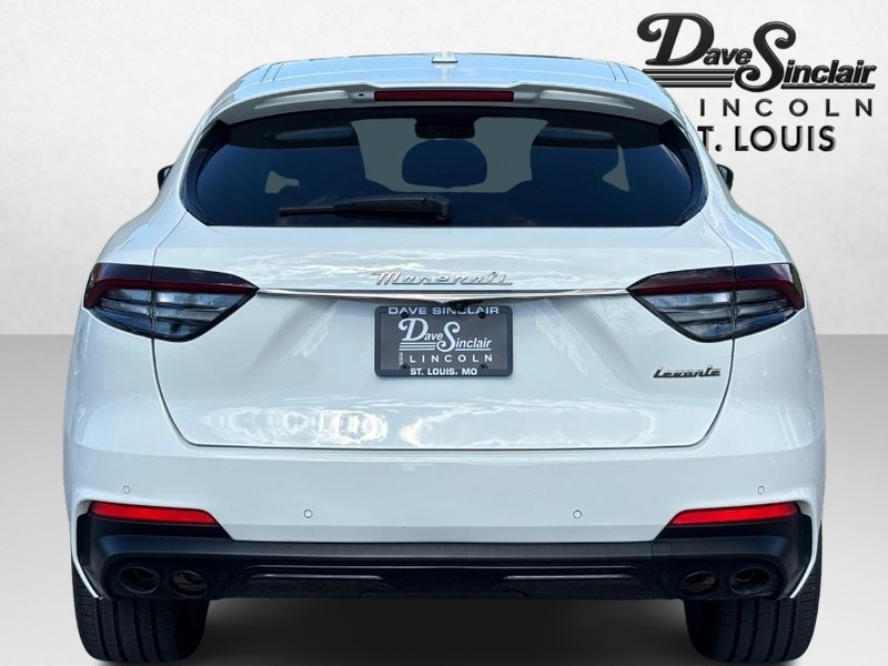Maserati Levante Vehicle Full-screen Gallery Image 04