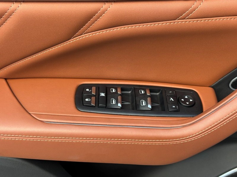 Maserati Levante Vehicle Full-screen Gallery Image 18