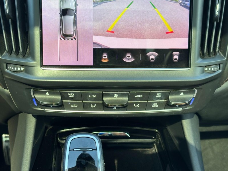 Maserati Levante Vehicle Full-screen Gallery Image 23