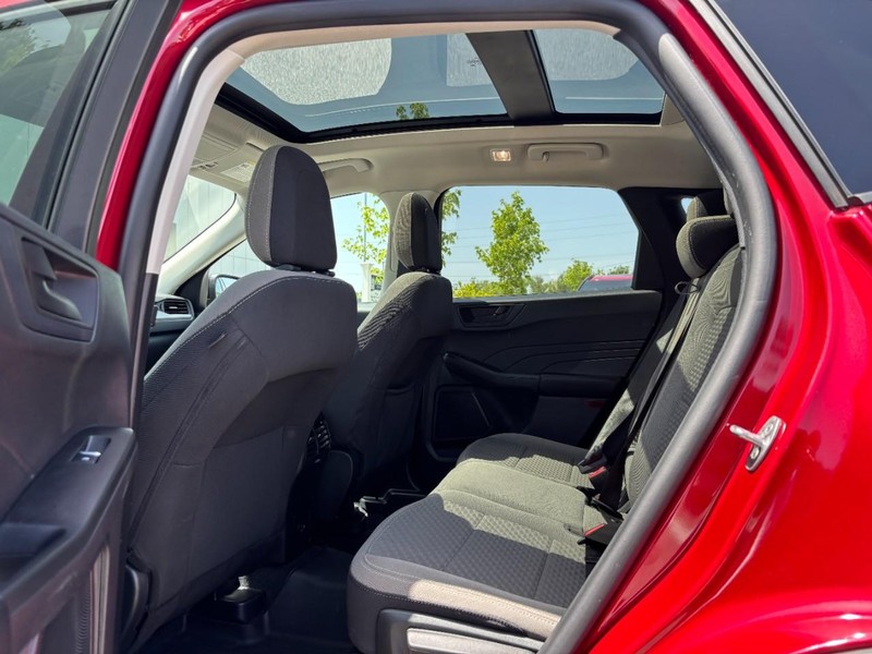 Ford Escape Vehicle Full-screen Gallery Image 12
