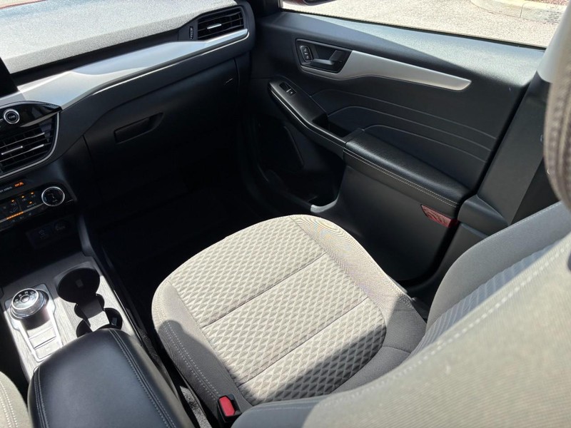 Ford Escape Vehicle Full-screen Gallery Image 15