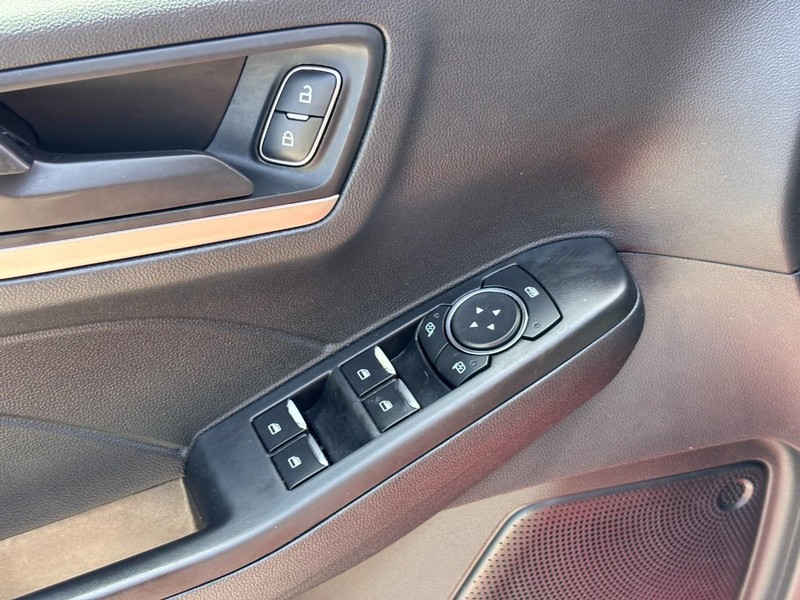 Ford Escape Vehicle Full-screen Gallery Image 17