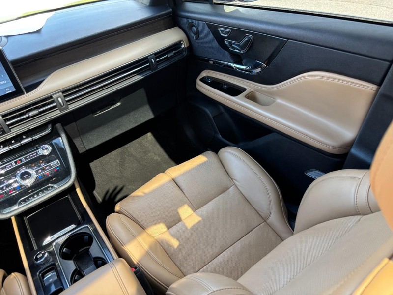 Lincoln Corsair Vehicle Full-screen Gallery Image 15