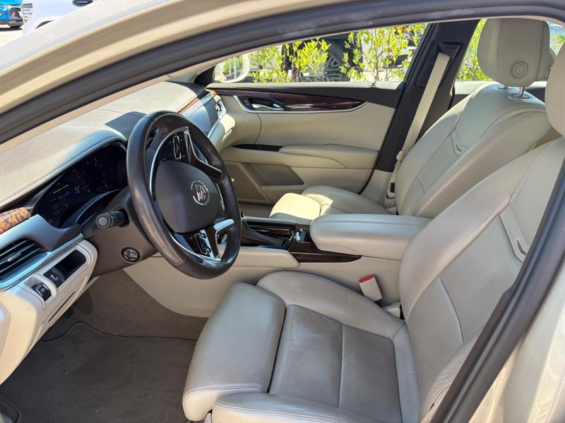 Cadillac XTS Vehicle Full-screen Gallery Image 05