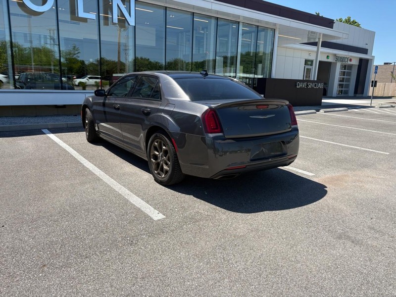 Chrysler 300 Vehicle Full-screen Gallery Image 02