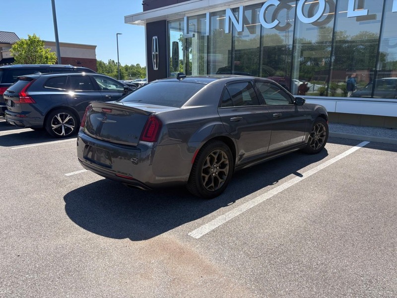 Chrysler 300 Vehicle Full-screen Gallery Image 03