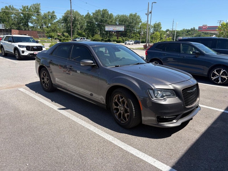 Chrysler 300 Vehicle Full-screen Gallery Image 04