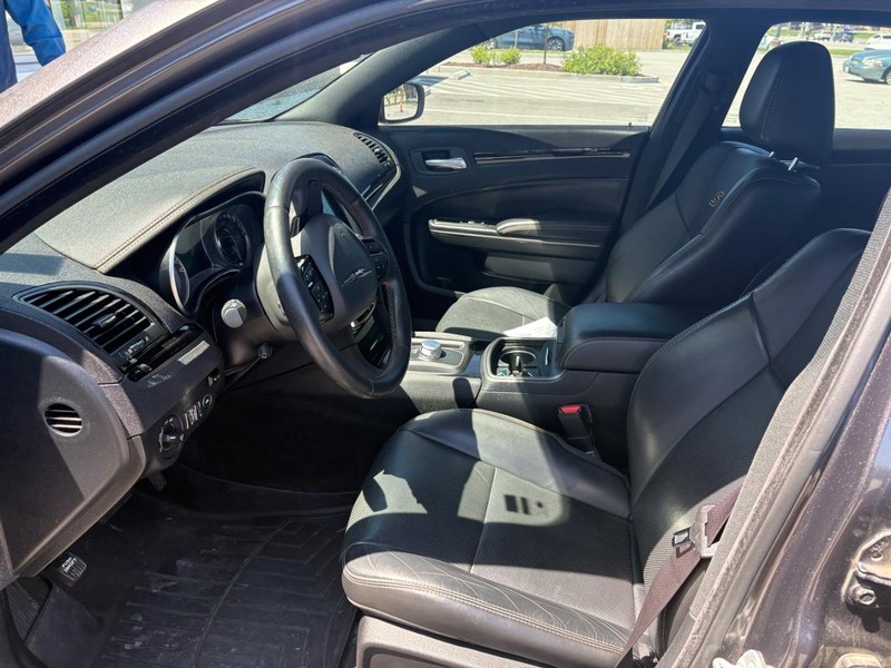 Chrysler 300 Vehicle Full-screen Gallery Image 05