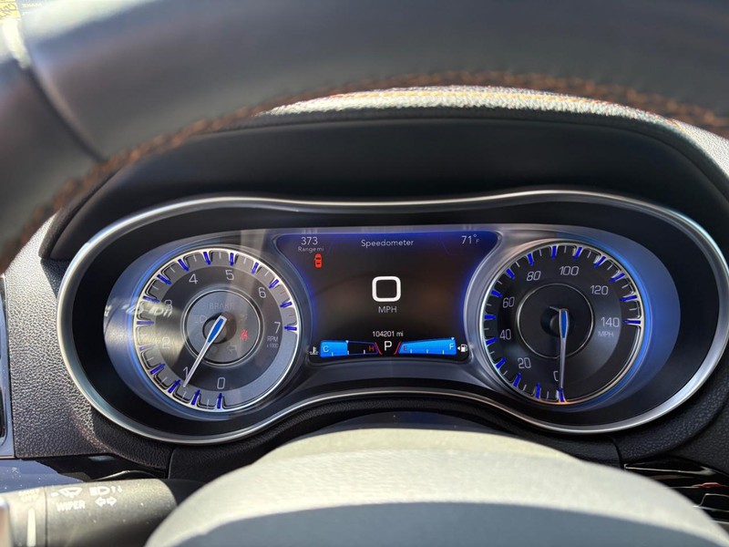 Chrysler 300 Vehicle Full-screen Gallery Image 06