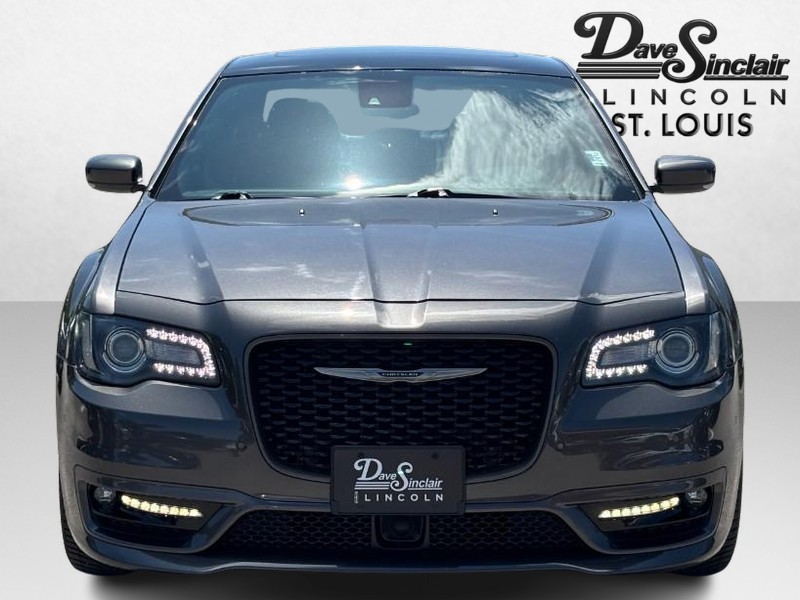 Chrysler 300 Vehicle Full-screen Gallery Image 09