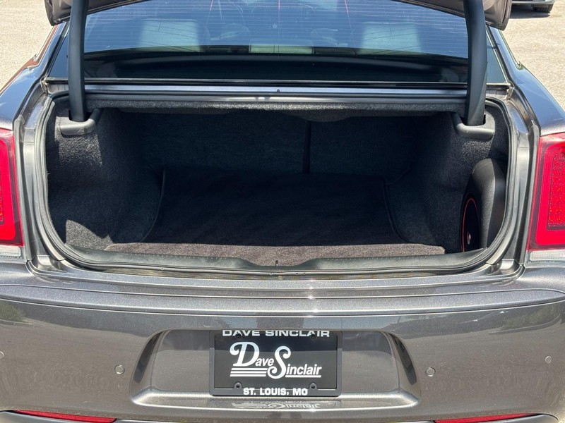 Chrysler 300 Vehicle Full-screen Gallery Image 10