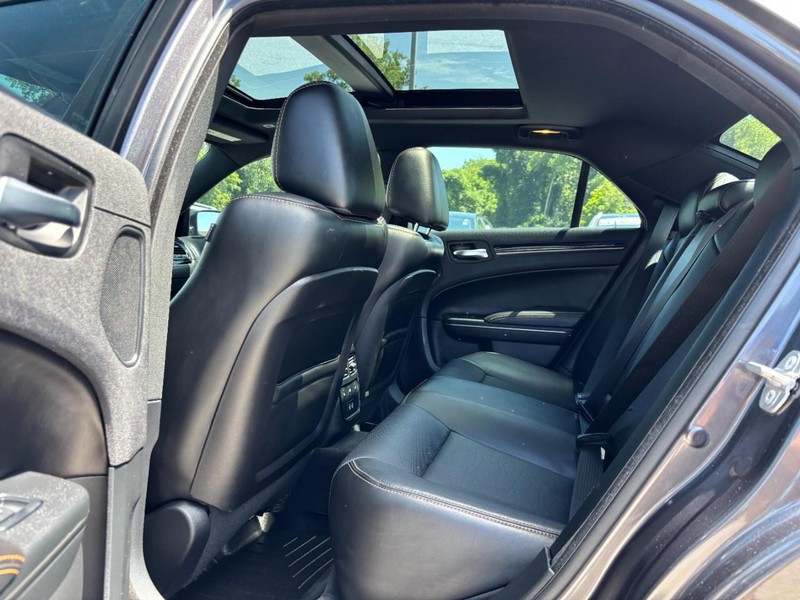 Chrysler 300 Vehicle Full-screen Gallery Image 12