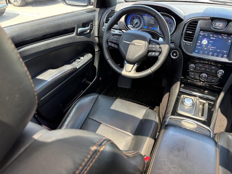 Chrysler 300 Vehicle Full-screen Gallery Image 13