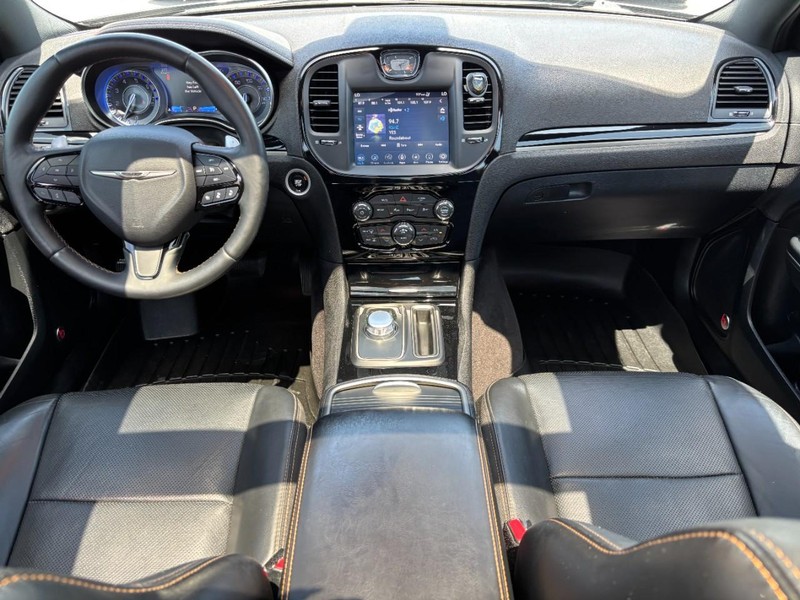 Chrysler 300 Vehicle Full-screen Gallery Image 14