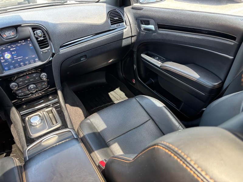 Chrysler 300 Vehicle Full-screen Gallery Image 15