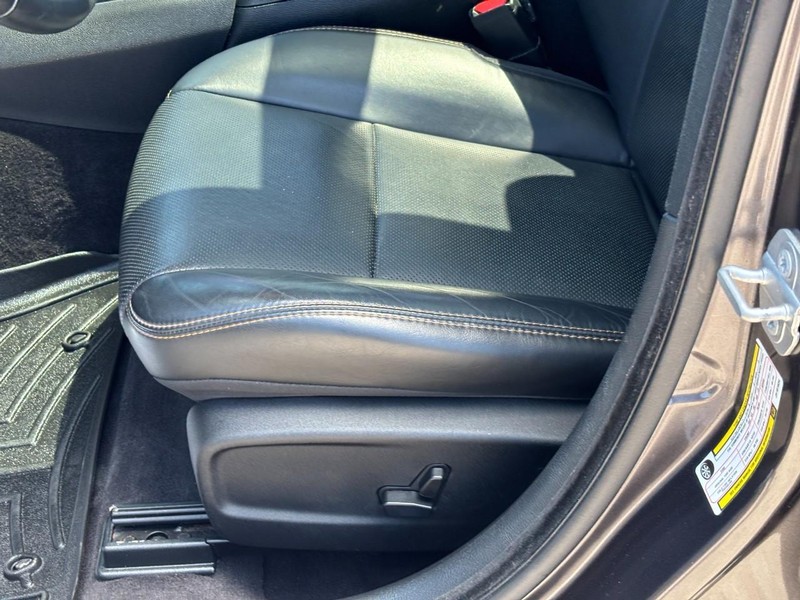 Chrysler 300 Vehicle Full-screen Gallery Image 16