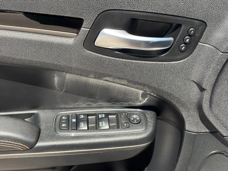 Chrysler 300 Vehicle Full-screen Gallery Image 17