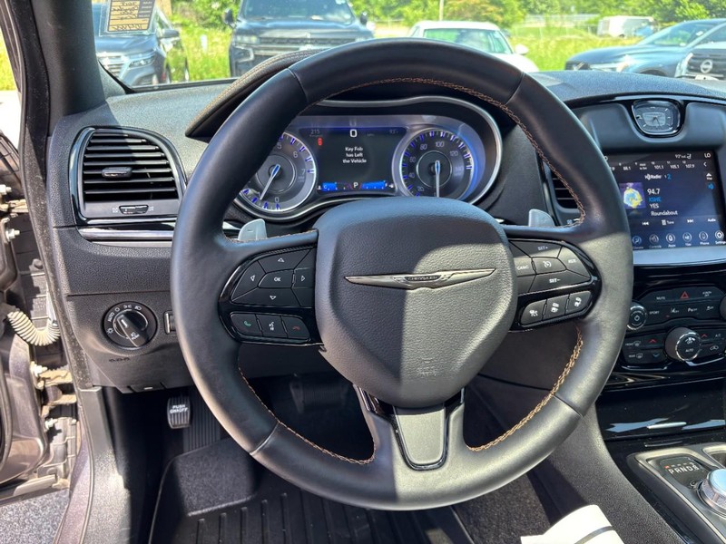 Chrysler 300 Vehicle Full-screen Gallery Image 18