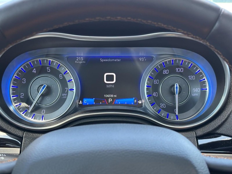 Chrysler 300 Vehicle Full-screen Gallery Image 19