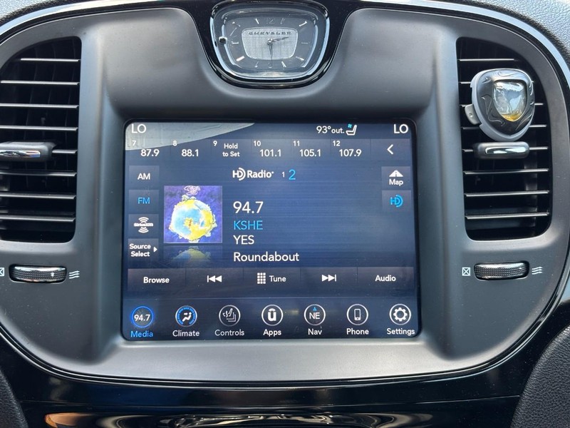 Chrysler 300 Vehicle Full-screen Gallery Image 20