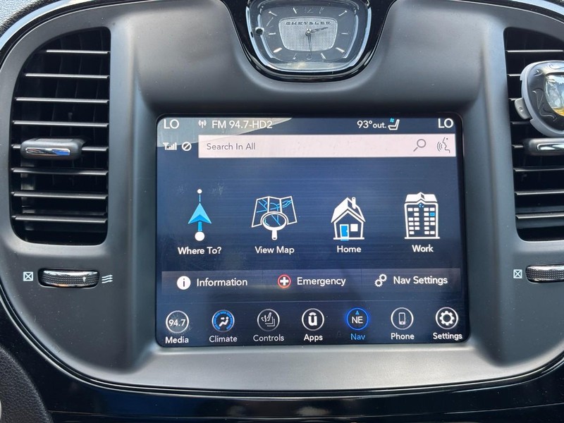 Chrysler 300 Vehicle Full-screen Gallery Image 21