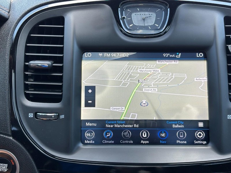 Chrysler 300 Vehicle Full-screen Gallery Image 22