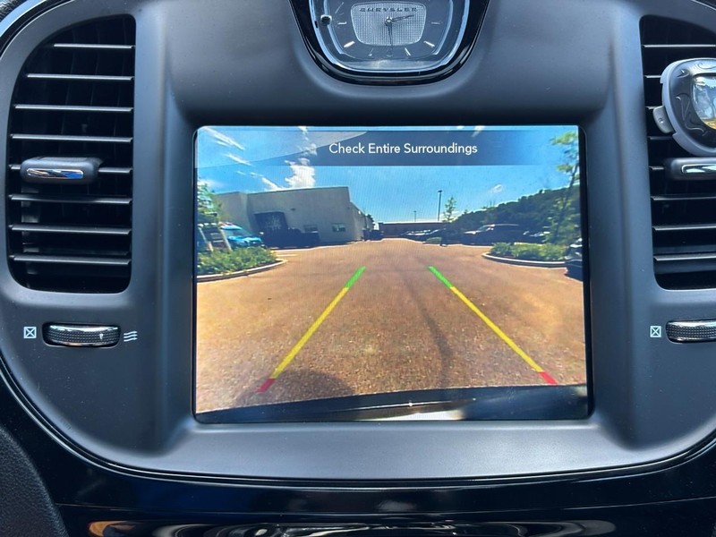 Chrysler 300 Vehicle Full-screen Gallery Image 23