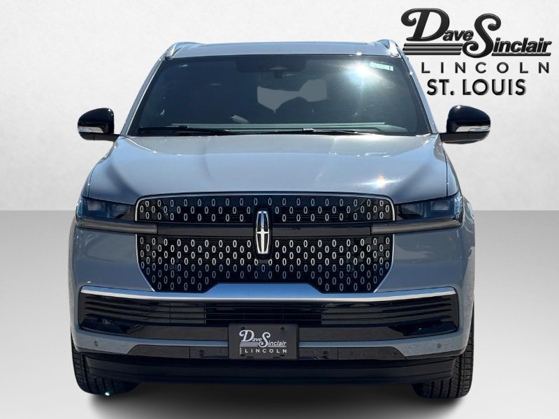 Lincoln Navigator Vehicle Full-screen Gallery Image 02