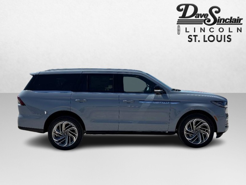 Lincoln Navigator Vehicle Full-screen Gallery Image 04