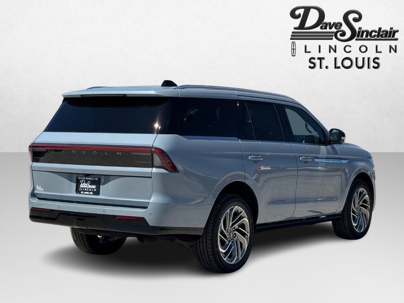 Lincoln Navigator Vehicle Full-screen Gallery Image 05