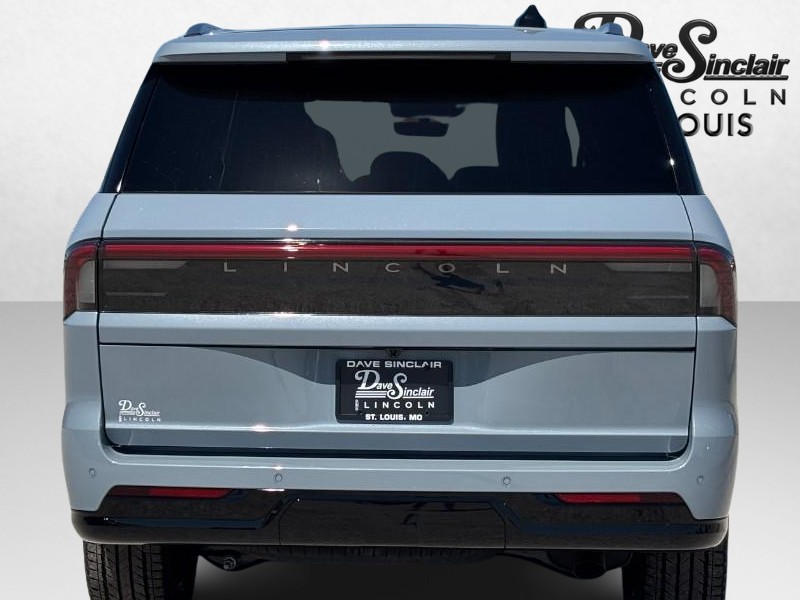 Lincoln Navigator Vehicle Full-screen Gallery Image 06