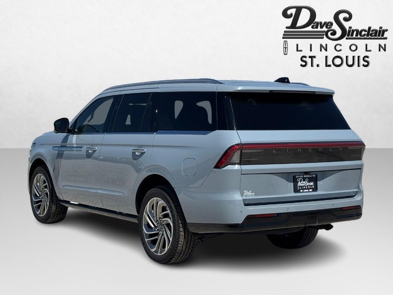 Lincoln Navigator Vehicle Full-screen Gallery Image 07
