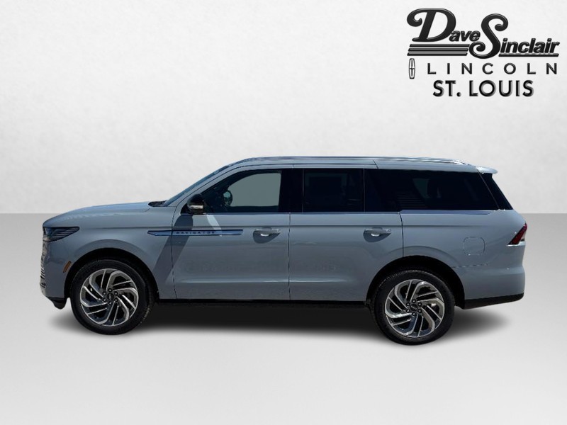 Lincoln Navigator Vehicle Full-screen Gallery Image 09