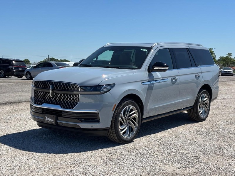 Lincoln Navigator Vehicle Full-screen Gallery Image 10