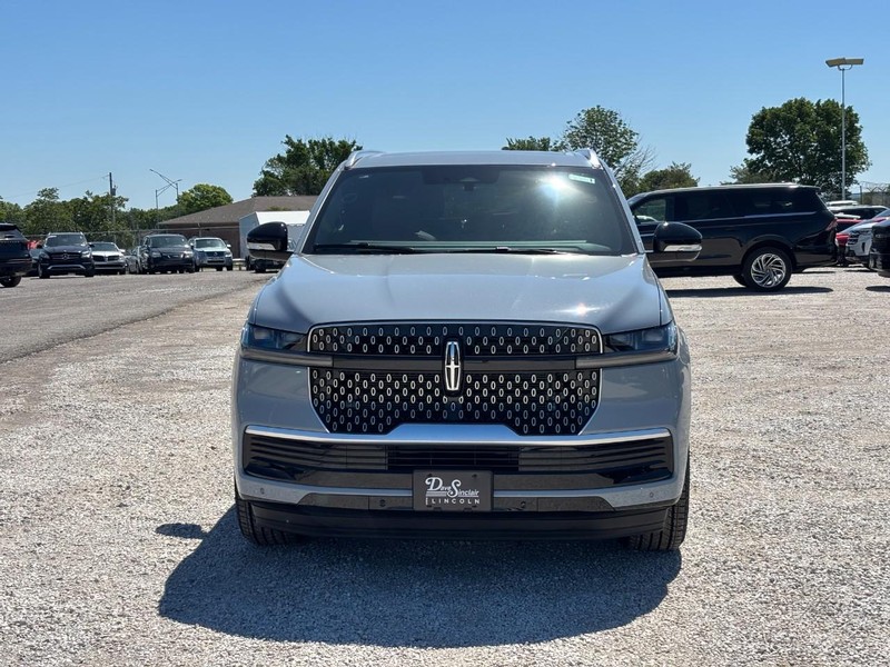 Lincoln Navigator Vehicle Full-screen Gallery Image 11