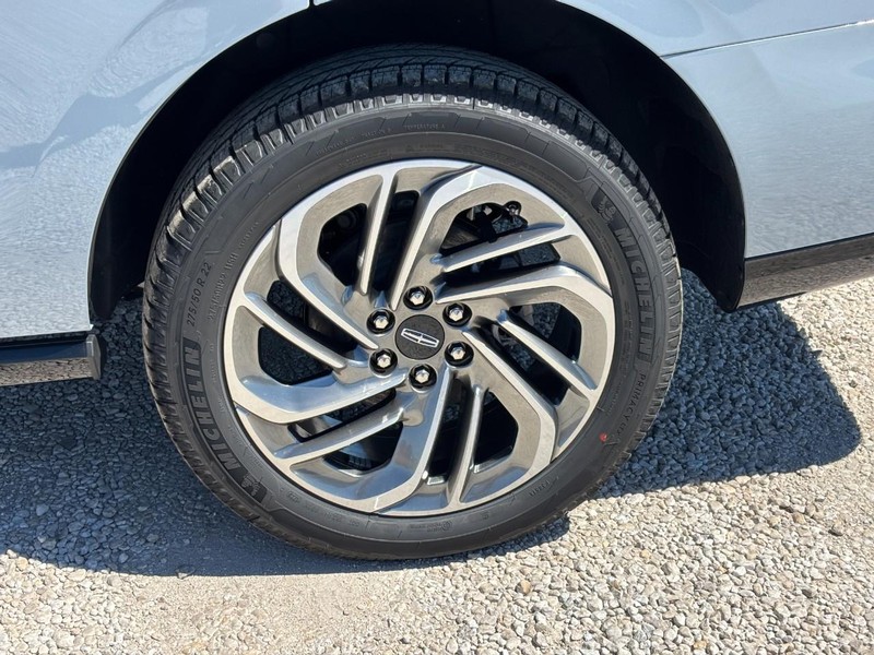 Lincoln Navigator Vehicle Full-screen Gallery Image 12