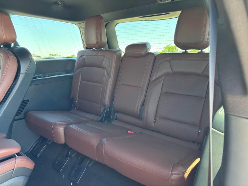 Lincoln Navigator Vehicle Full-screen Gallery Image 13