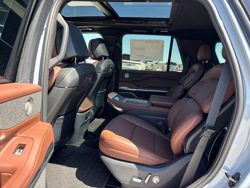 Lincoln Navigator Vehicle Full-screen Gallery Image 14