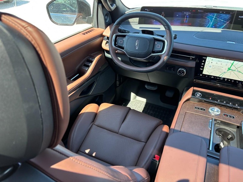 Lincoln Navigator Vehicle Full-screen Gallery Image 15