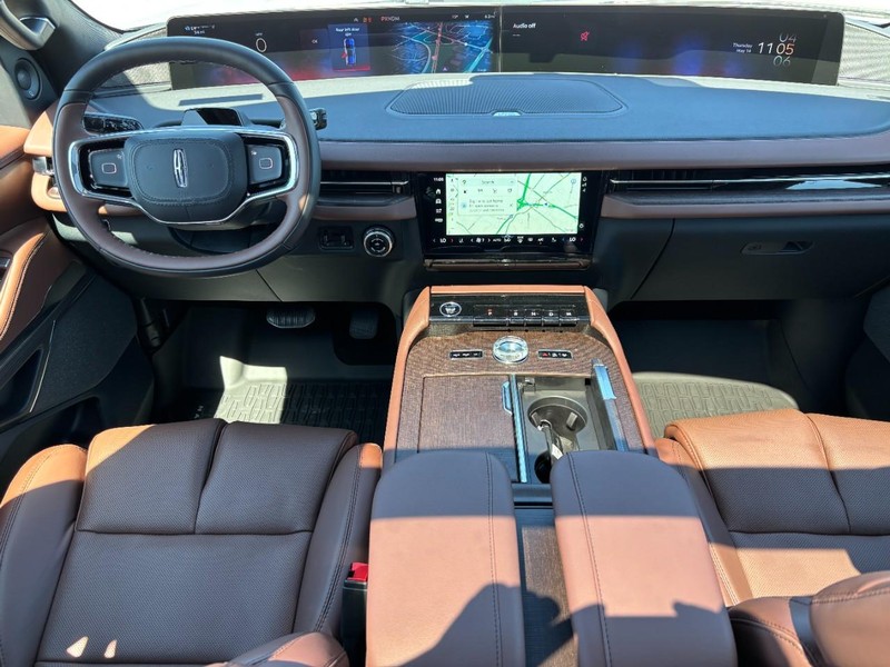 Lincoln Navigator Vehicle Full-screen Gallery Image 16