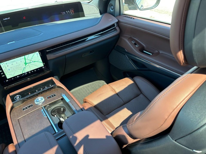 Lincoln Navigator Vehicle Full-screen Gallery Image 17