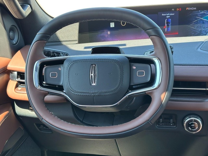 Lincoln Navigator Vehicle Full-screen Gallery Image 18