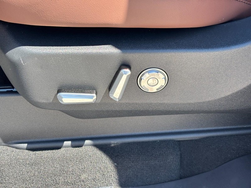 Lincoln Navigator Vehicle Full-screen Gallery Image 19