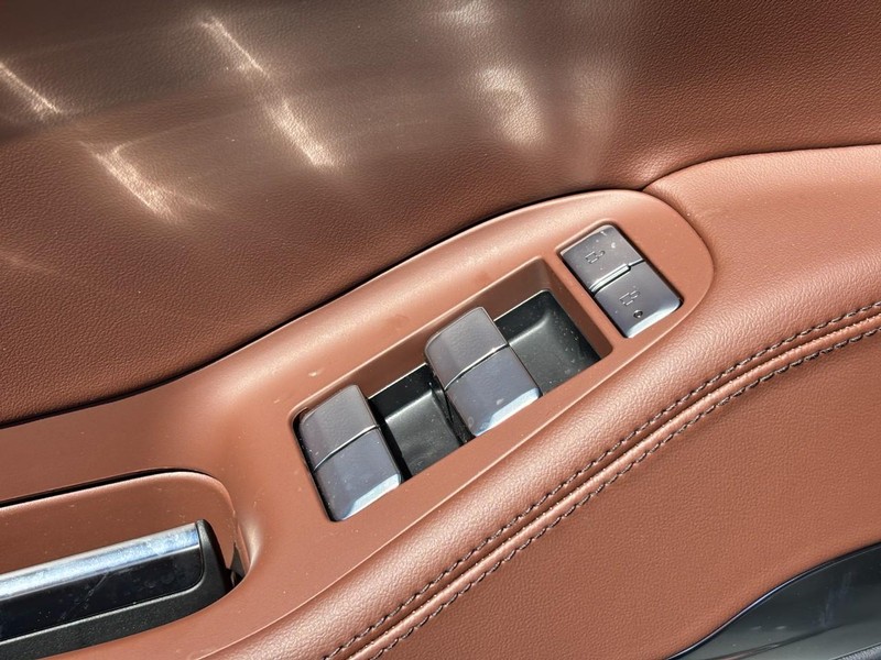Lincoln Navigator Vehicle Full-screen Gallery Image 20
