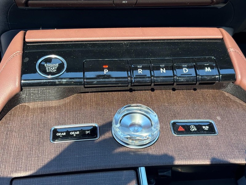 Lincoln Navigator Vehicle Full-screen Gallery Image 25