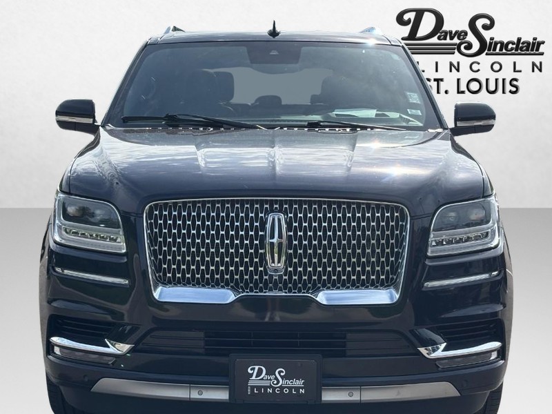 Lincoln Navigator Vehicle Full-screen Gallery Image 02