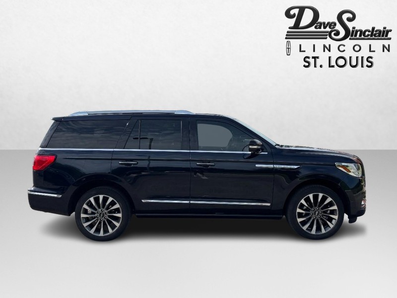 Lincoln Navigator Vehicle Full-screen Gallery Image 04